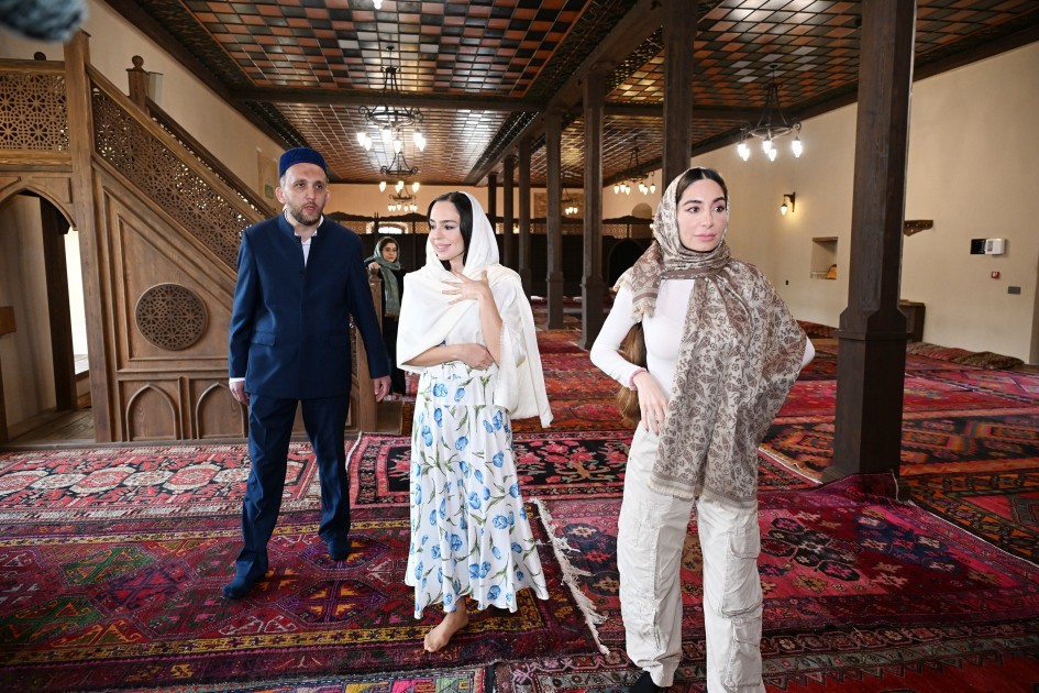 Leyla və Arzu Əliyevalar Xan məscidini ziyarət ediblər - Şəkil 2