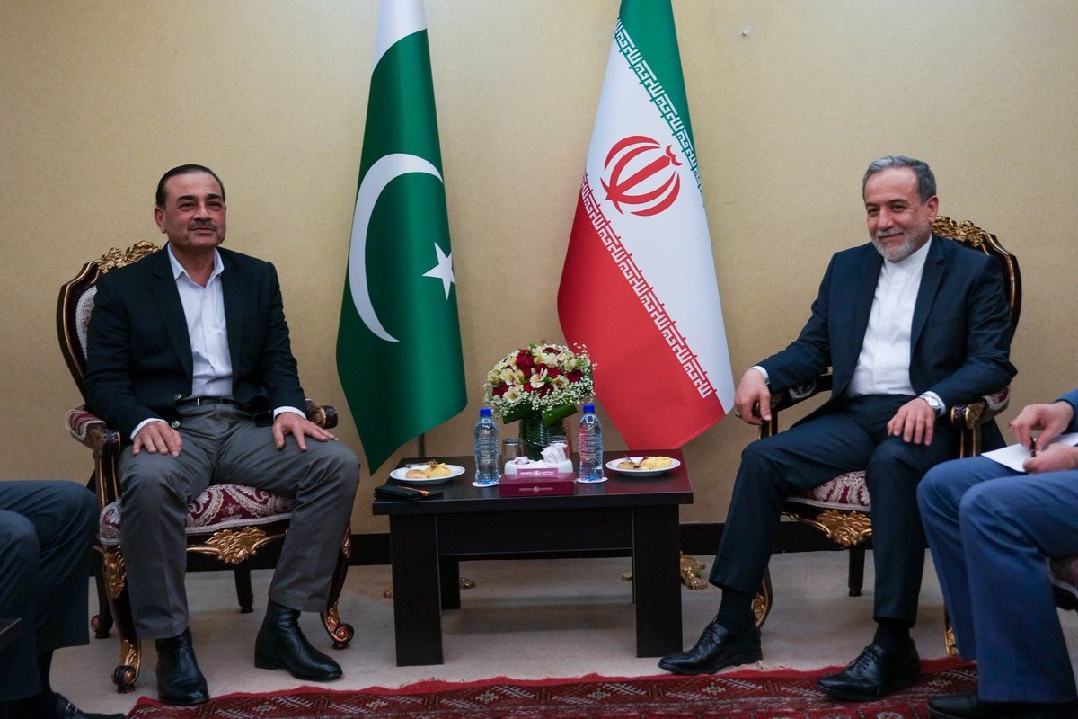 Asim Munir İran XİN rəhbəri Abbas Əraqçi ilə görüşdü