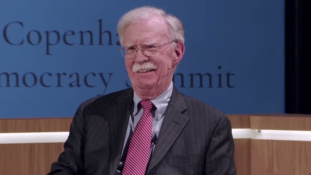 Bolton Trampın xarici siyasət yanaşmasını tənqid etdi