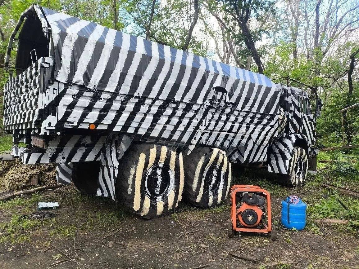 Rusiya hərbi texnikanı “zebra naxışı” ilə boyamağa başlayıb