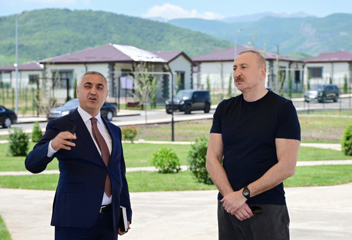 Prezident Xocalıda hərbi qulluqçular üçün nəzərdə tutulan fərdi evlərdə yaradılmış şəraitlə tanış olub