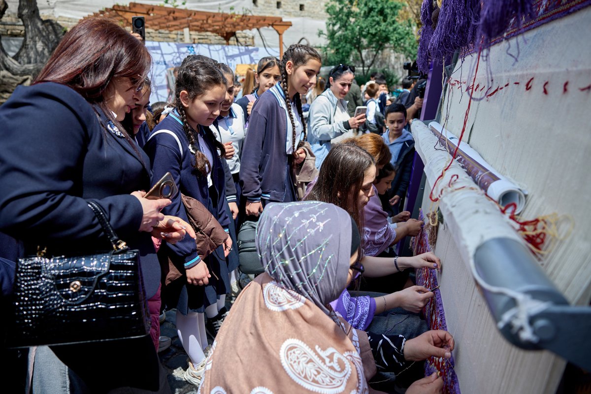 “Azercell” Beynəlxalq Xalça Festivalında “Minlərlə ilmə, bir güc” xalçasını təqdim edib