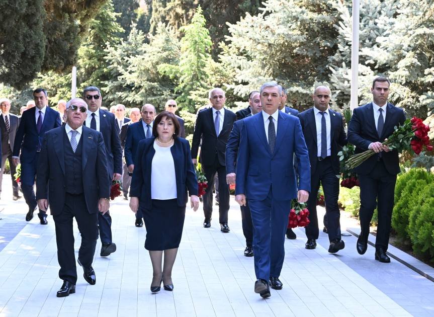 Dövlət və hökumət rəsmiləri Fəxri xiyabanda Ulu Öndərin xatirəsini anıblar