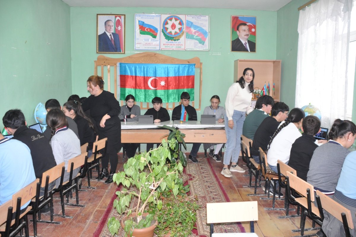 “Gör, düşün, izah et – yer elmlərinin rəqəmsal modellərlə interaktiv öyrədilməsi”