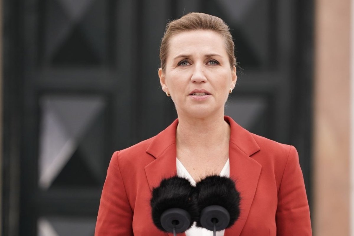 Danimarka baş naziri sosial medianı uşaqlar üçün siqaretdən təhlükəli saydı