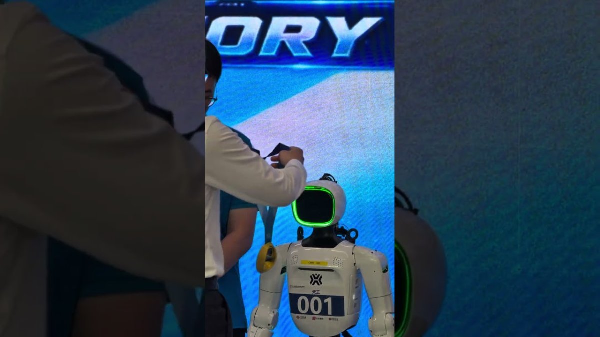 Çində humanoid robot 100 metr üzrə rekord qırıb - VİDEO