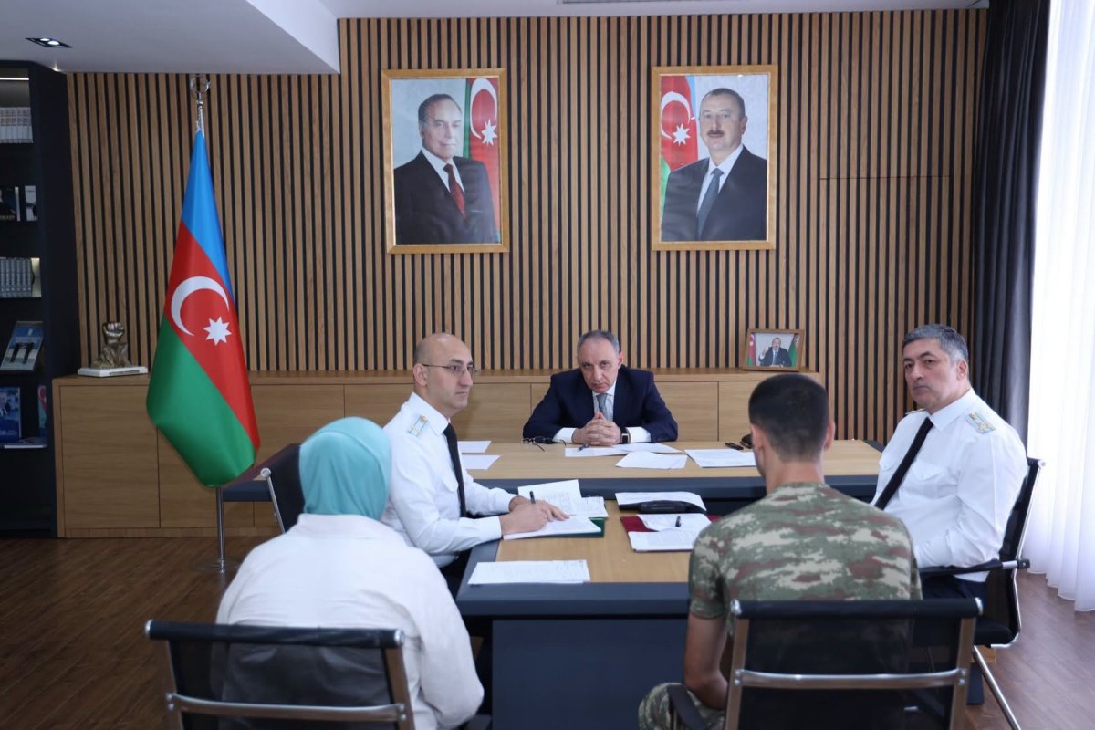 Baş prokuror vətəndaşları qəbul edib