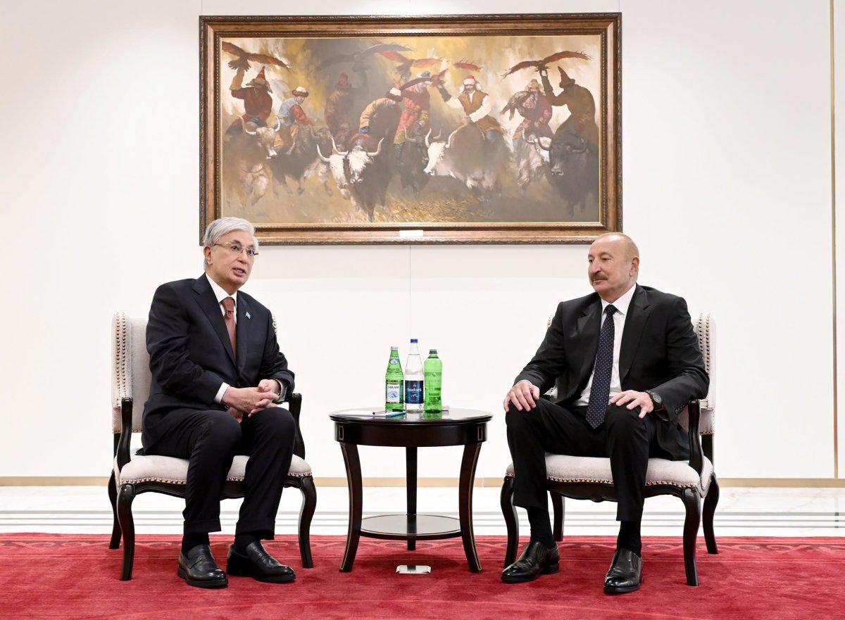 İlham Əliyevin Bişkekdə Qazaxıstan Prezidenti ilə görüşü olub
