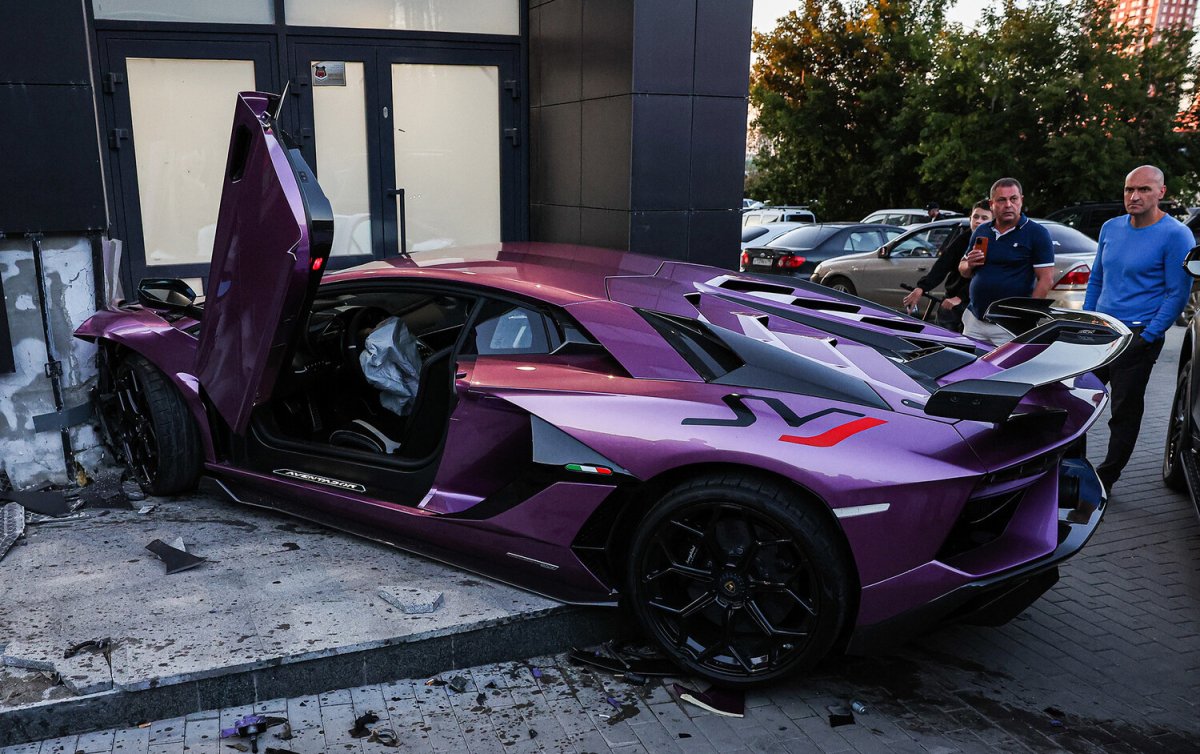 Milyarderin oğlu bənövşəyi “Lamborghini” ilə qəza törətdi