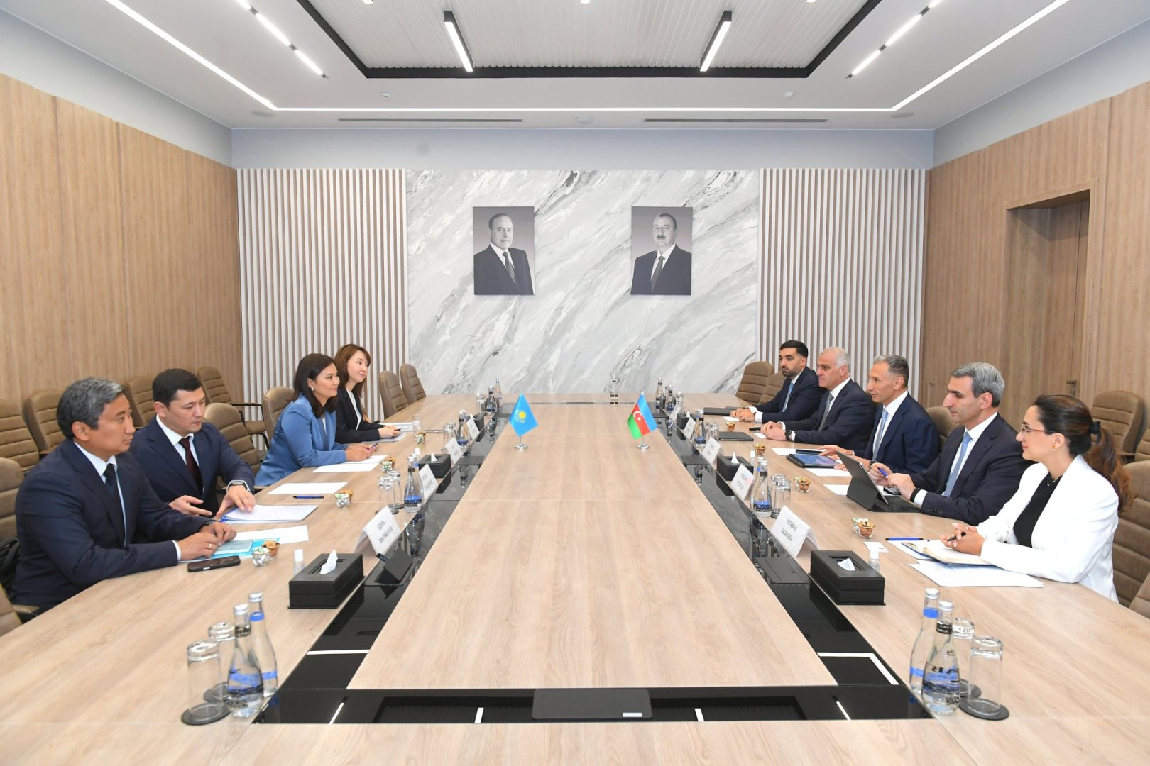Azərbaycan və Qazaxıstan Orta Dəhlizin inkişafını müzakirə edib
