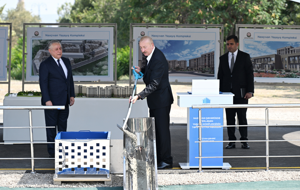 Prezident İlham Əliyev Naxçıvanda sosial evlər kompleksinin təməlini qoyub