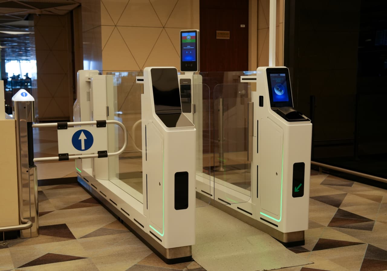 Bakı aeroportunda “Elektron qapı sərhəd nəzarəti sistemi” istifadəyə verilib