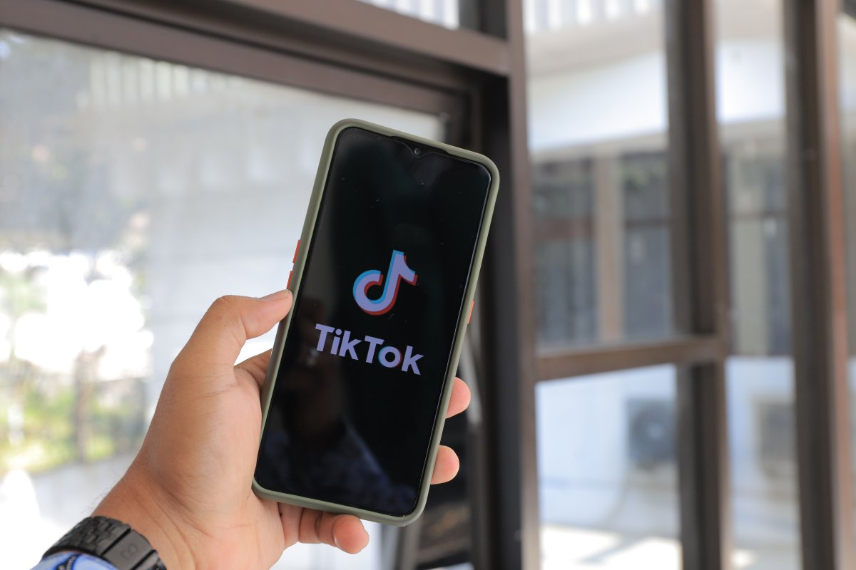 “TikTok” üçün video çəkmək istəyən azyaşlını “tok” vurdu