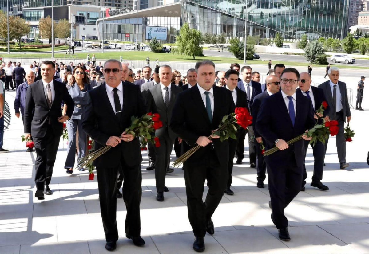 Müdafiə Sənayesi Nazirliyinin kollektivi Zəfər parkını ziyarət edib