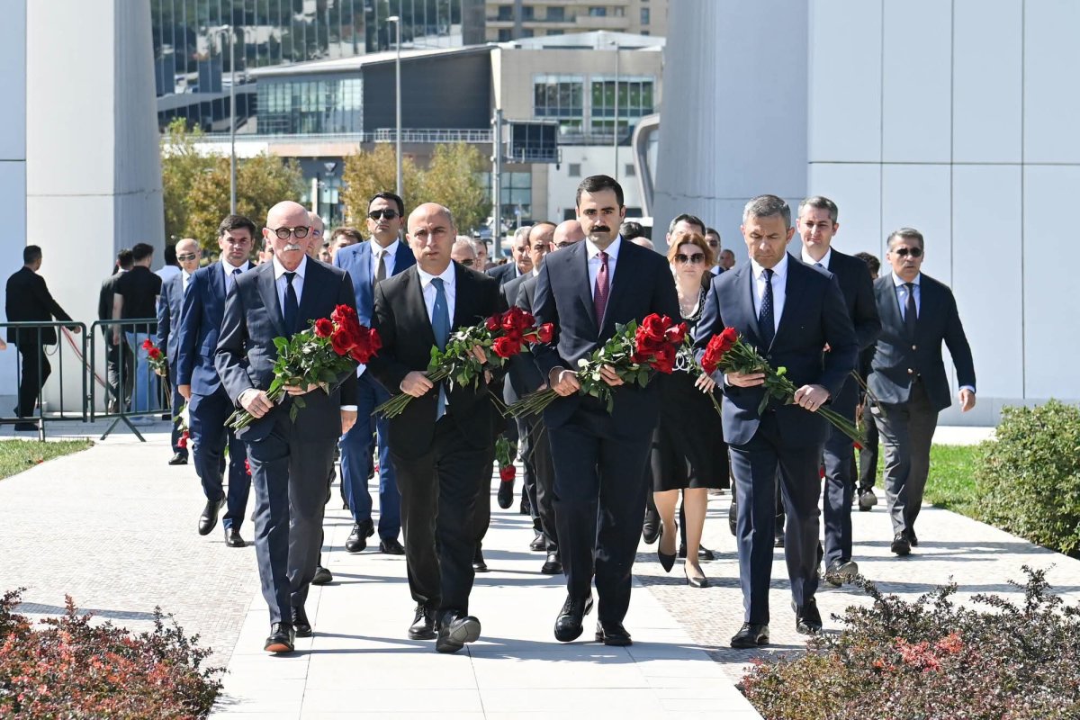 Elm və Təhsil Nazirliyinin rəhbərliyi Zəfər Parkını ziyarət edib