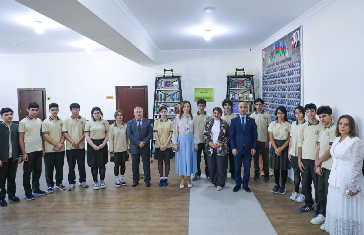 Ədəbiyyatla dolu buruqlar: neftçilər Bilik Günündə Suraxanı məktəblilərini çoxdilli kitabxana hədiyyəsi ilə sevindirdilər - Şəkil 1