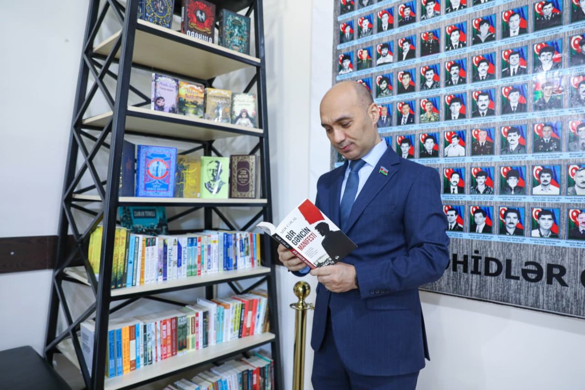 Ədəbiyyatla dolu buruqlar: neftçilər Bilik Günündə Suraxanı məktəblilərini çoxdilli kitabxana hədiyyəsi ilə sevindirdilər - Şəkil 2