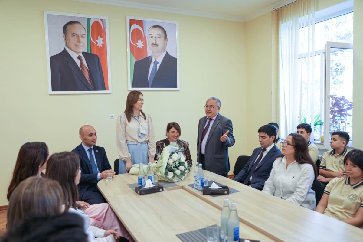 Ədəbiyyatla dolu buruqlar: neftçilər Bilik Günündə Suraxanı məktəblilərini çoxdilli kitabxana hədiyyəsi ilə sevindirdilər - Şəkil 4