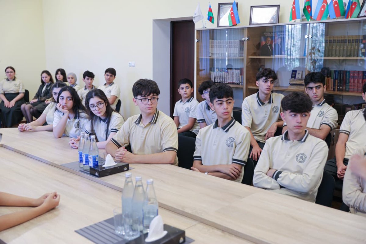 Ədəbiyyatla dolu buruqlar: neftçilər Bilik Günündə Suraxanı məktəblilərini çoxdilli kitabxana hədiyyəsi ilə sevindirdilər - Şəkil 5
