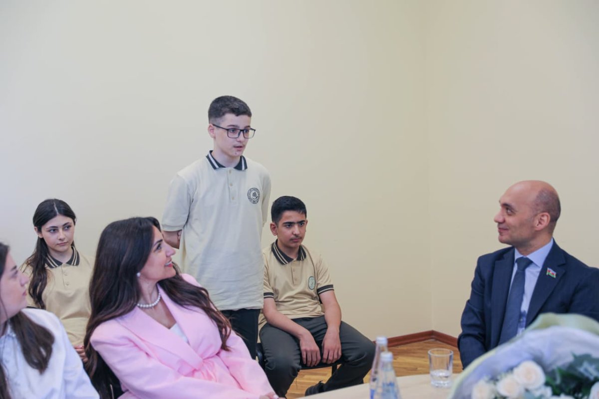 Ədəbiyyatla dolu buruqlar: neftçilər Bilik Günündə Suraxanı məktəblilərini çoxdilli kitabxana hədiyyəsi ilə sevindirdilər - Şəkil 6
