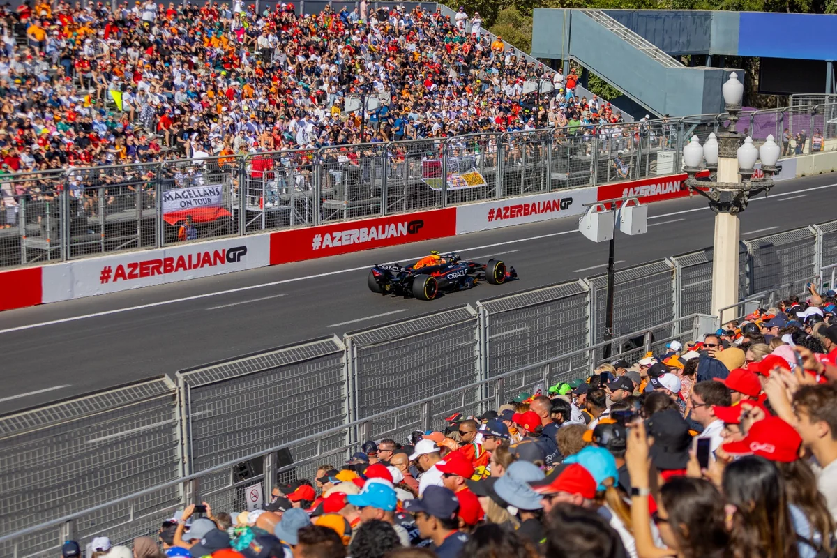 "Formula-1" hazırlıqlarında son mərhələ: Biletlərə olan tələbat Bakıda yeni tribuna ərsəyə gətirdi