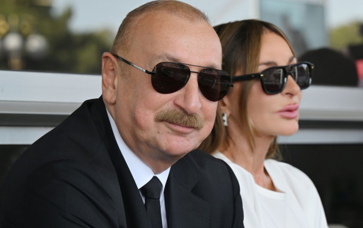 Prezident İlham Əliyev xanımı ilə sərgidə