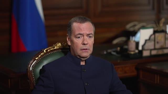 Medvedev X platformasında qalmasının səbəbini açıqlayıb