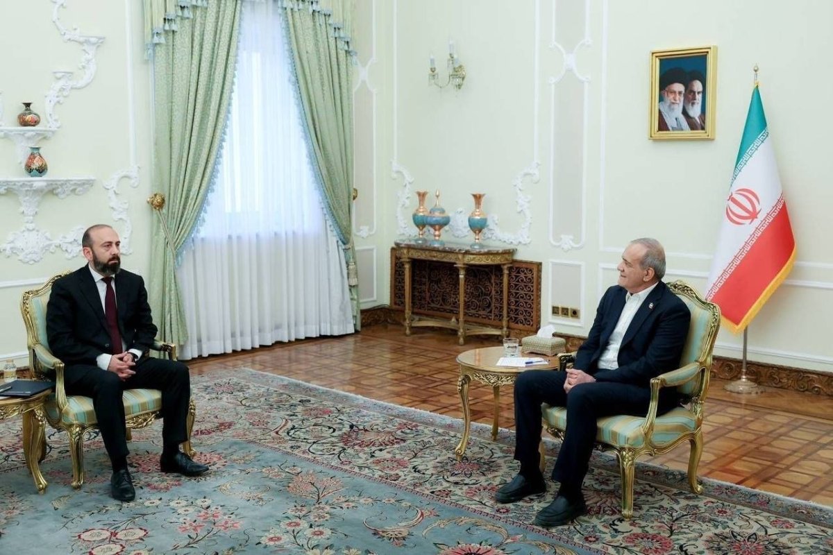 Pezeşkian İran-Ermənistan əlaqələrinin genişləndirilməsinə çağırıb