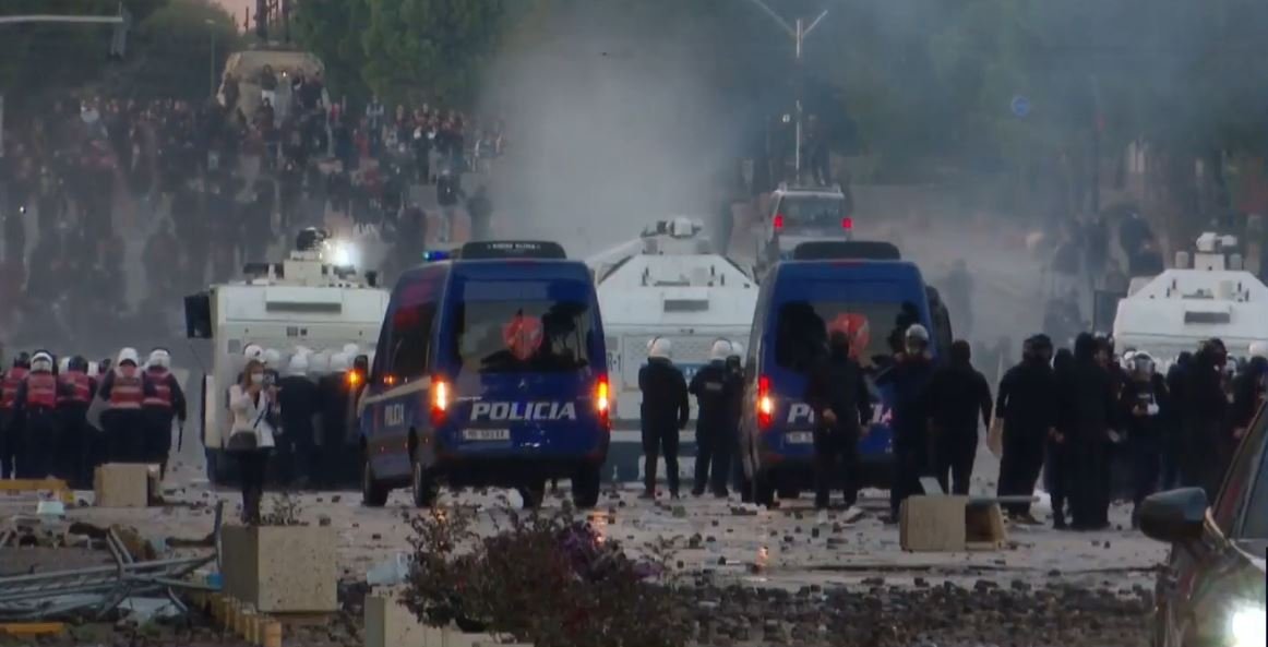 Albaniyada hökumət əleyhinə etirazlar toqquşmaya çevrilib