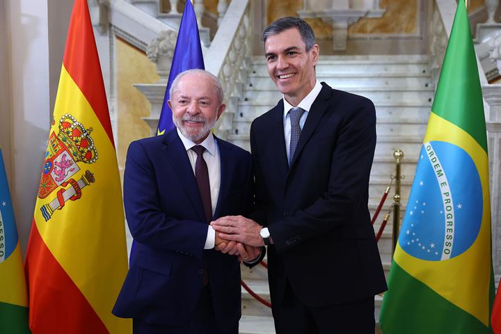 Pedro Sançes Lula da Silvanı seçki qələbəsi münasibətilə təbrik edib