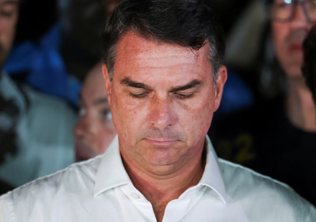 Flavio Bolsonaro özünü Şarl de Qolla müqayisə edib