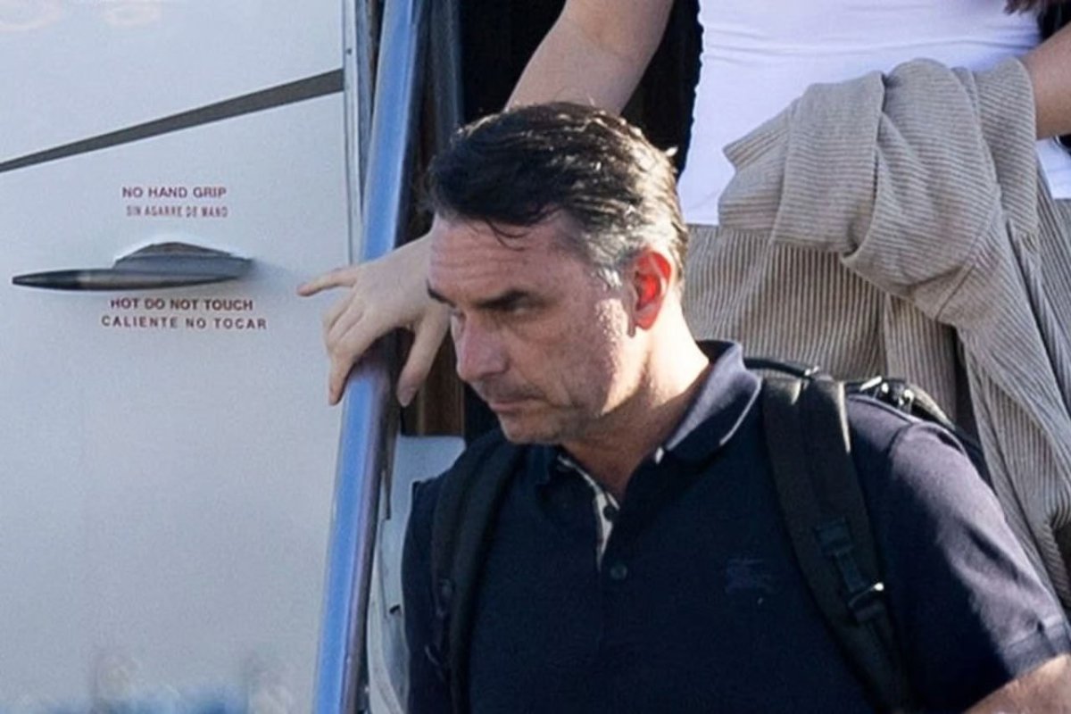 Flavio Bolsonaro özünü Braziliyanın qanuni seçilmiş prezidenti elan edib