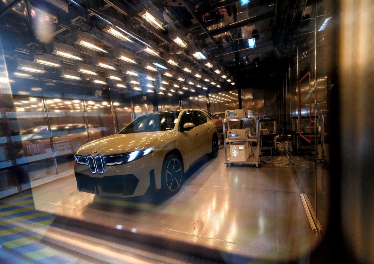 BMW avtomobillərdəki qoxuları yoxlamaq üçün xüsusi əməkdaşlar çalışdırır