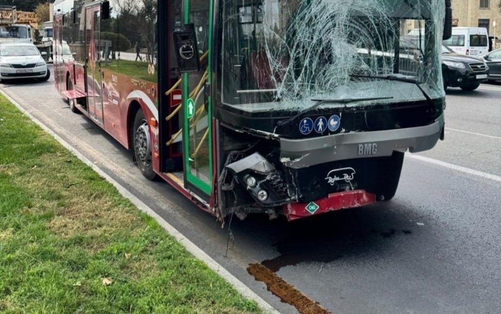 BakuBus avtobusu qəzaya düşdü