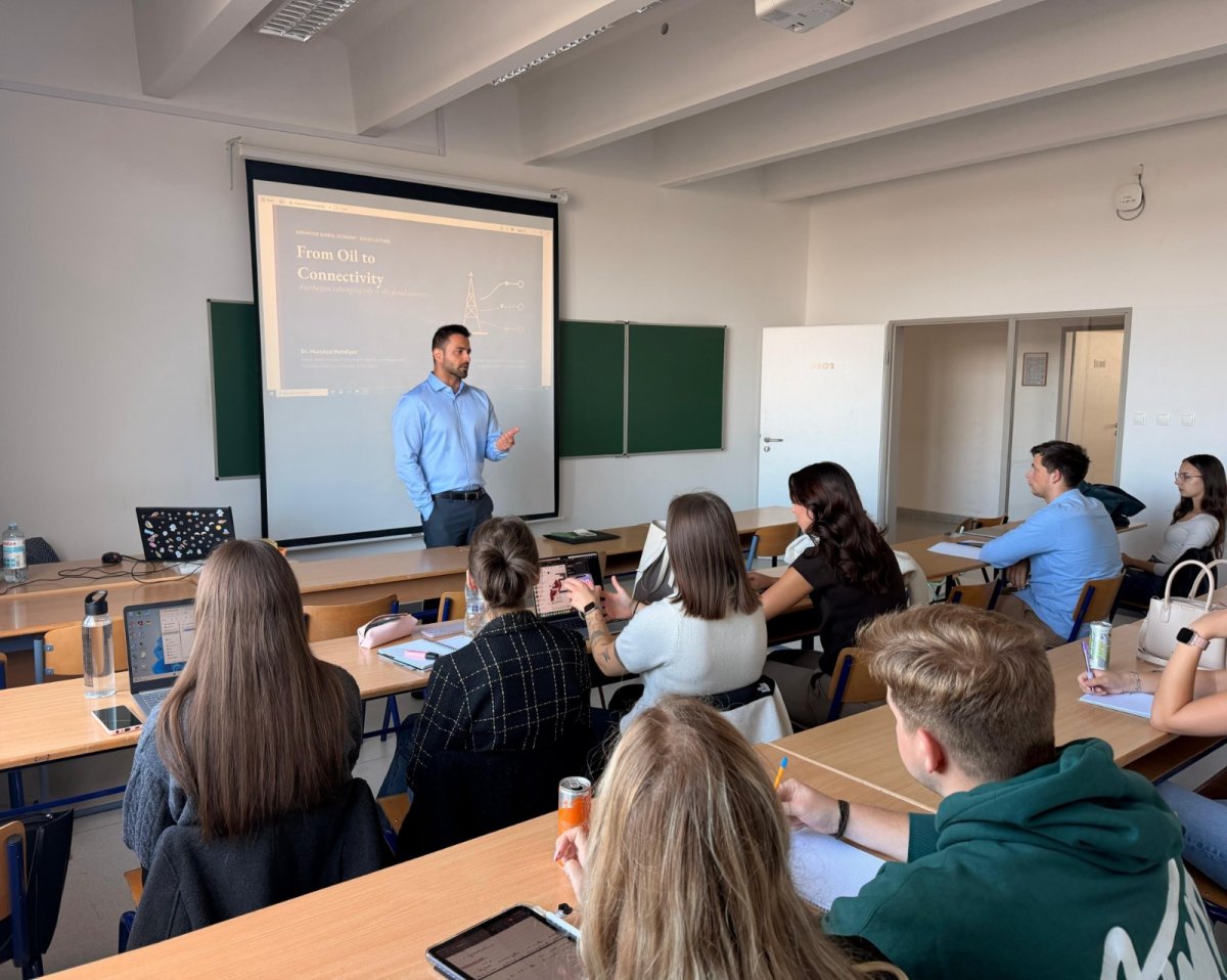 AzTU müəllimi Macarıstan universitetində tələbələrə mühazirə deyib