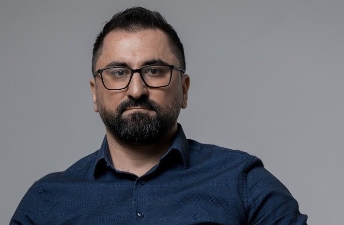 Böhran əvvəlcə pıçıldayır, sonra qışqırır