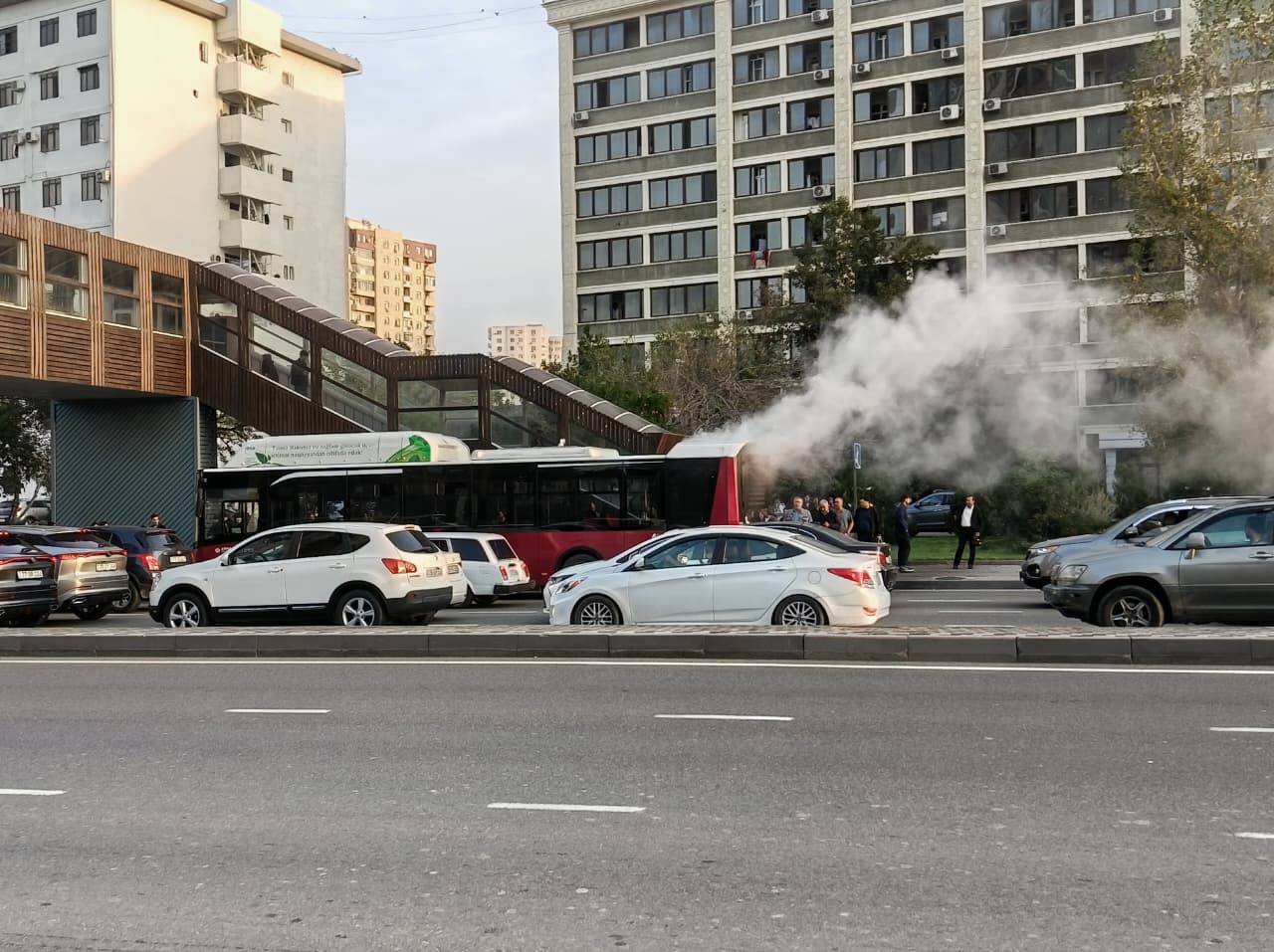 Bakıda BakuBus avtobusu tüstüləndi