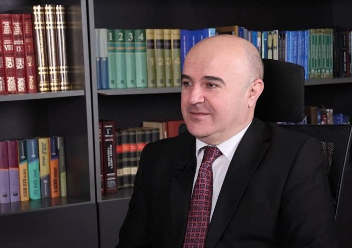 Tanınmış ekspert Eldəniz Əmirov işindən ayrıldı